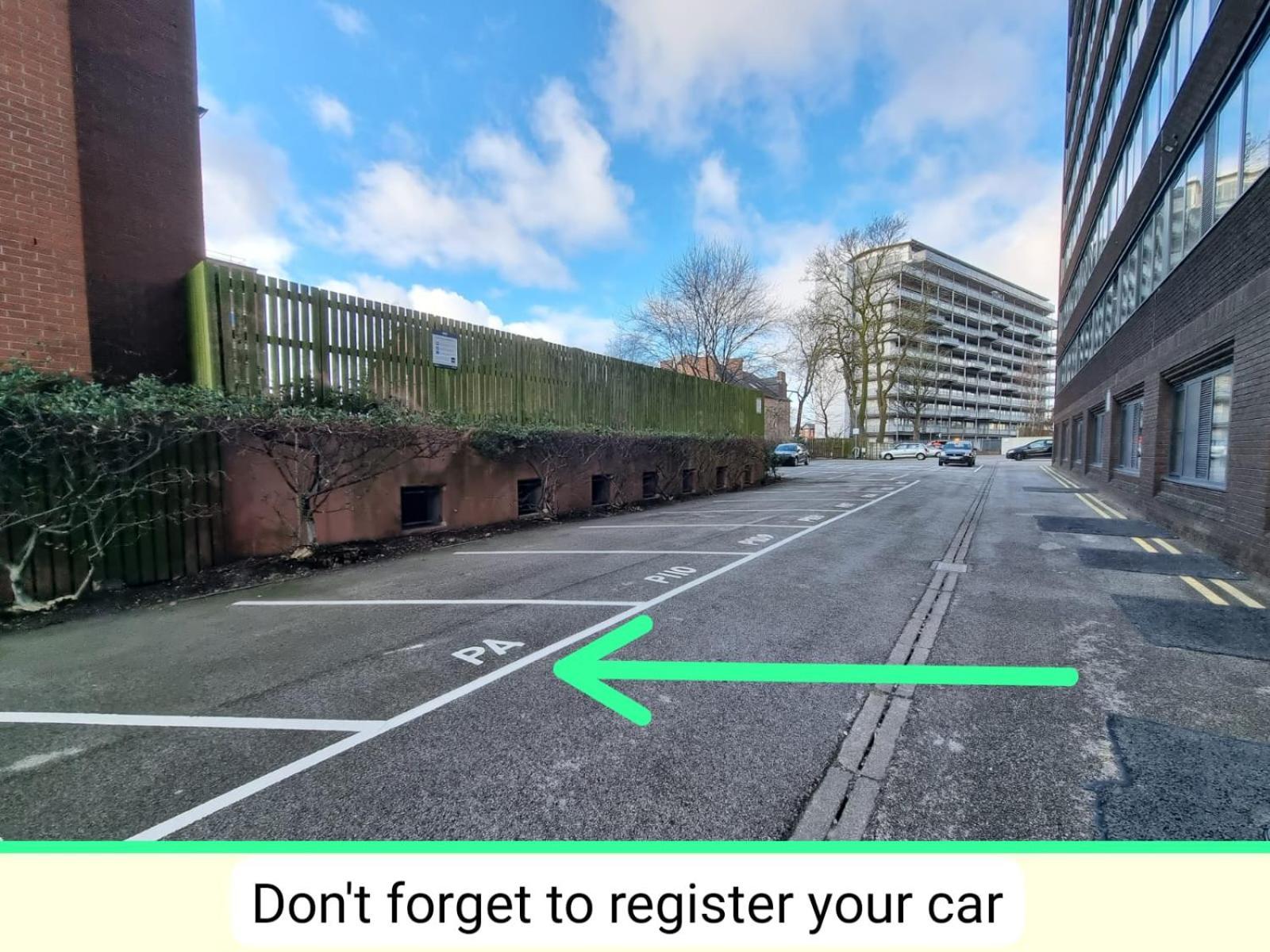 Free Parking. Old Trafford Home Manchester Extérieur photo